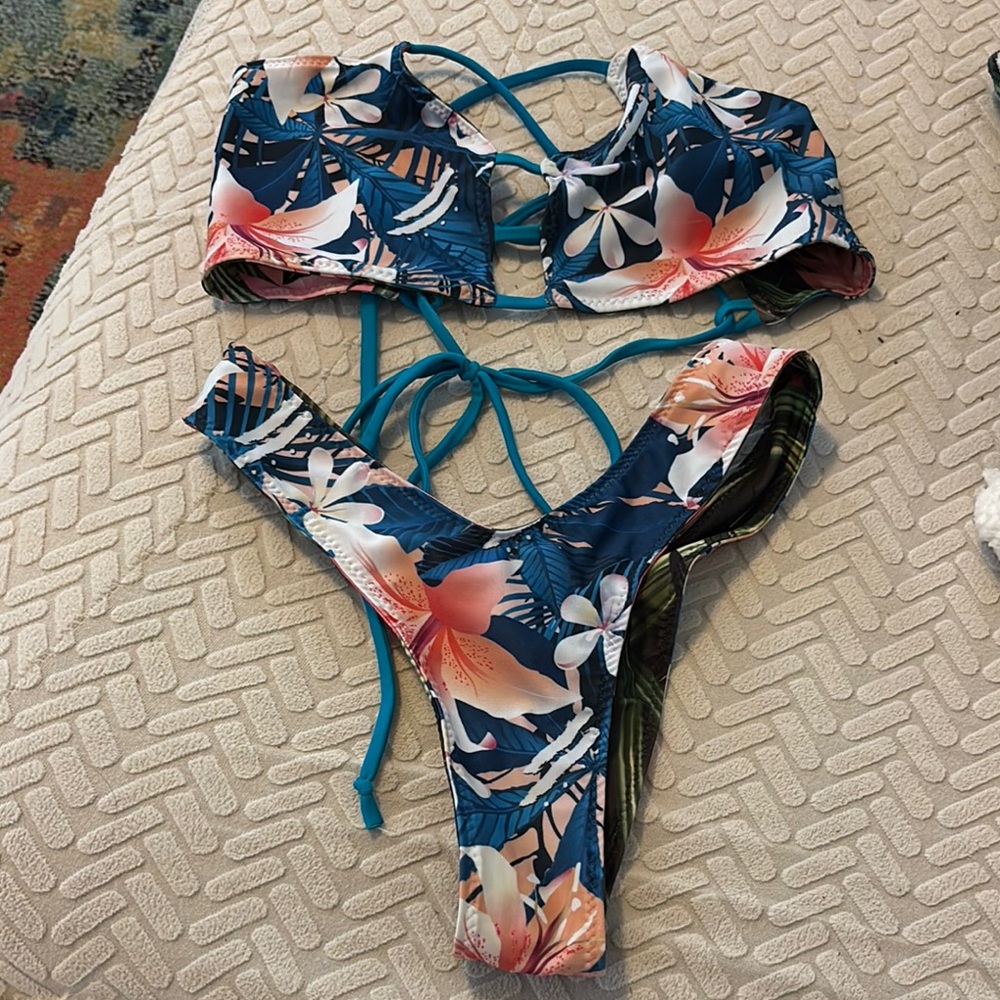 Savage swim Floral Blue Bikini Set L top and M ruched bottoms
